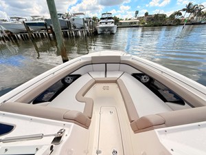 Boston Whaler 330 Vantage 78 2027 Boston Whaler 330 Vantage 79