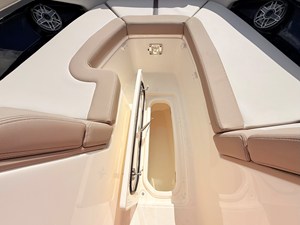 Boston Whaler 330 Vantage 81 2027 Boston Whaler 330 Vantage 82