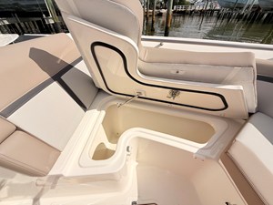 Boston Whaler 330 Vantage 82 2027 Boston Whaler 330 Vantage 83
