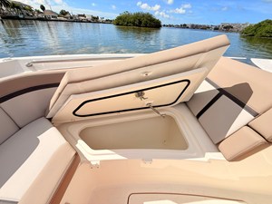 Boston Whaler 330 Vantage 83 2027 Boston Whaler 330 Vantage 84