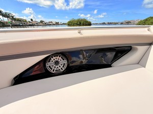 Boston Whaler 330 Vantage 84 2027 Boston Whaler 330 Vantage 85