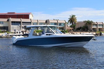Boston Whaler 350 Realm 7 2027 Boston Whaler 350 Realm 8