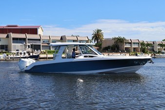 Boston Whaler 350 Realm 8 2027 Boston Whaler 350 Realm 9
