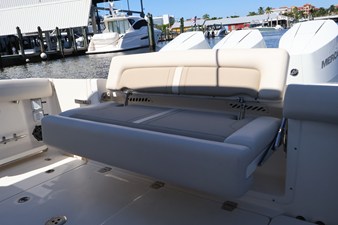 Boston Whaler 350 Realm 17 2027 Boston Whaler 350 Realm 18