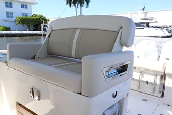 Boston Whaler 350 Realm 25 2027 Boston Whaler 350 Realm 26