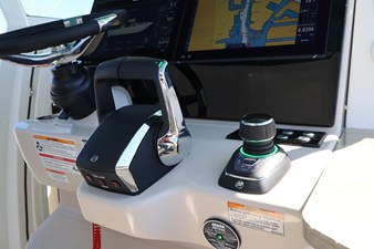 Boston Whaler 350 Realm 30 2027 Boston Whaler 350 Realm 31