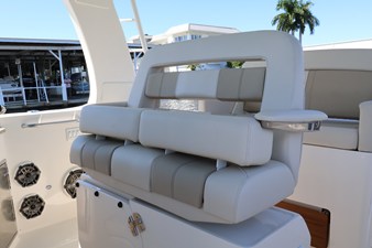 Boston Whaler 350 Realm 35 2027 Boston Whaler 350 Realm 36