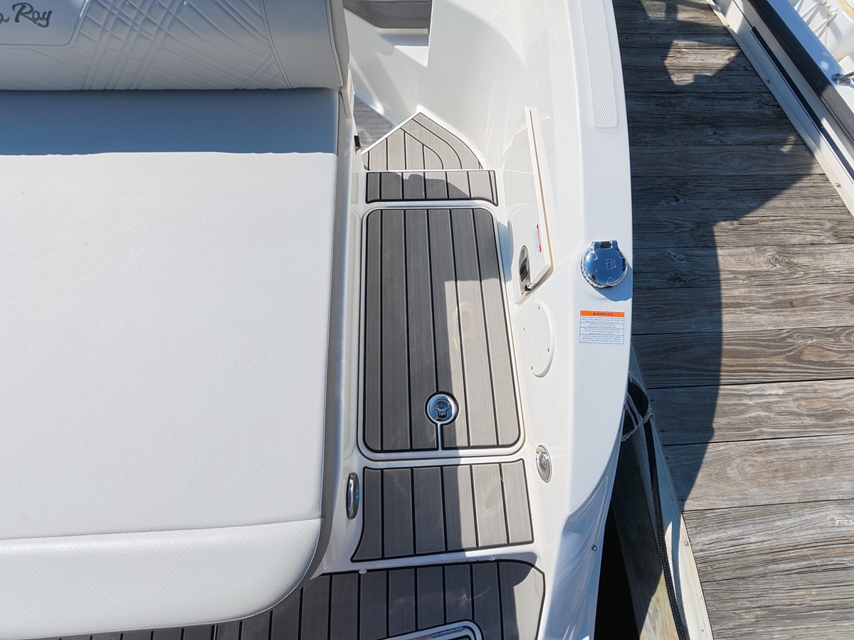 2026 Sea Ray SDX 250 Outboard 13