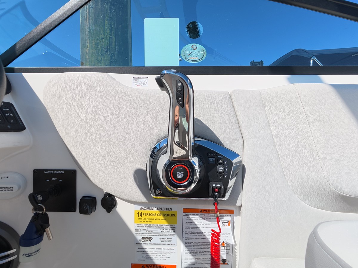 2026 Sea Ray SDX 250 Outboard 22