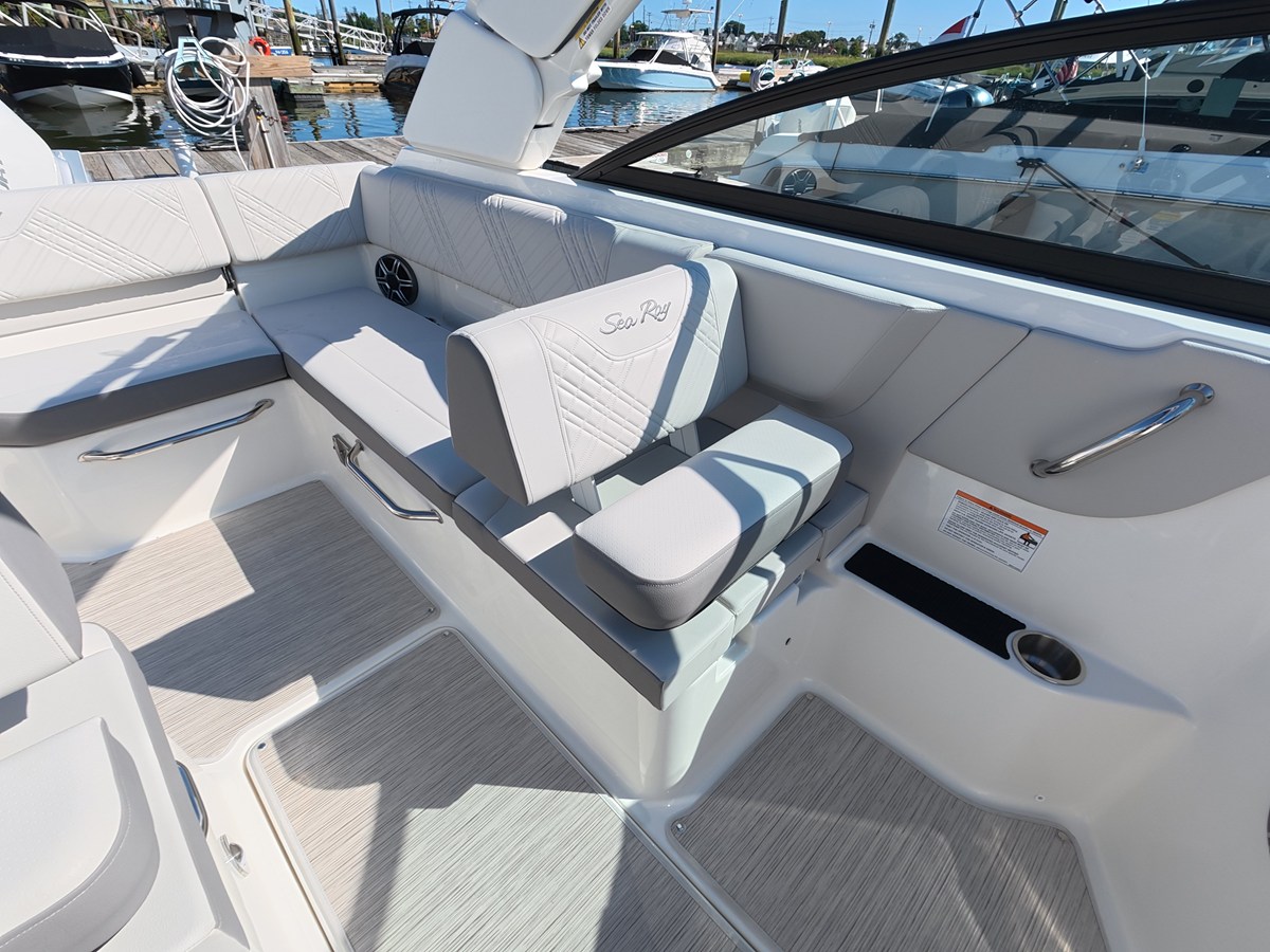 2026 Sea Ray SDX 250 Outboard 23