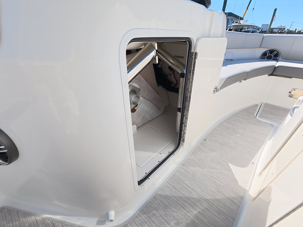 2026 Sea Ray SDX 250 Outboard 27