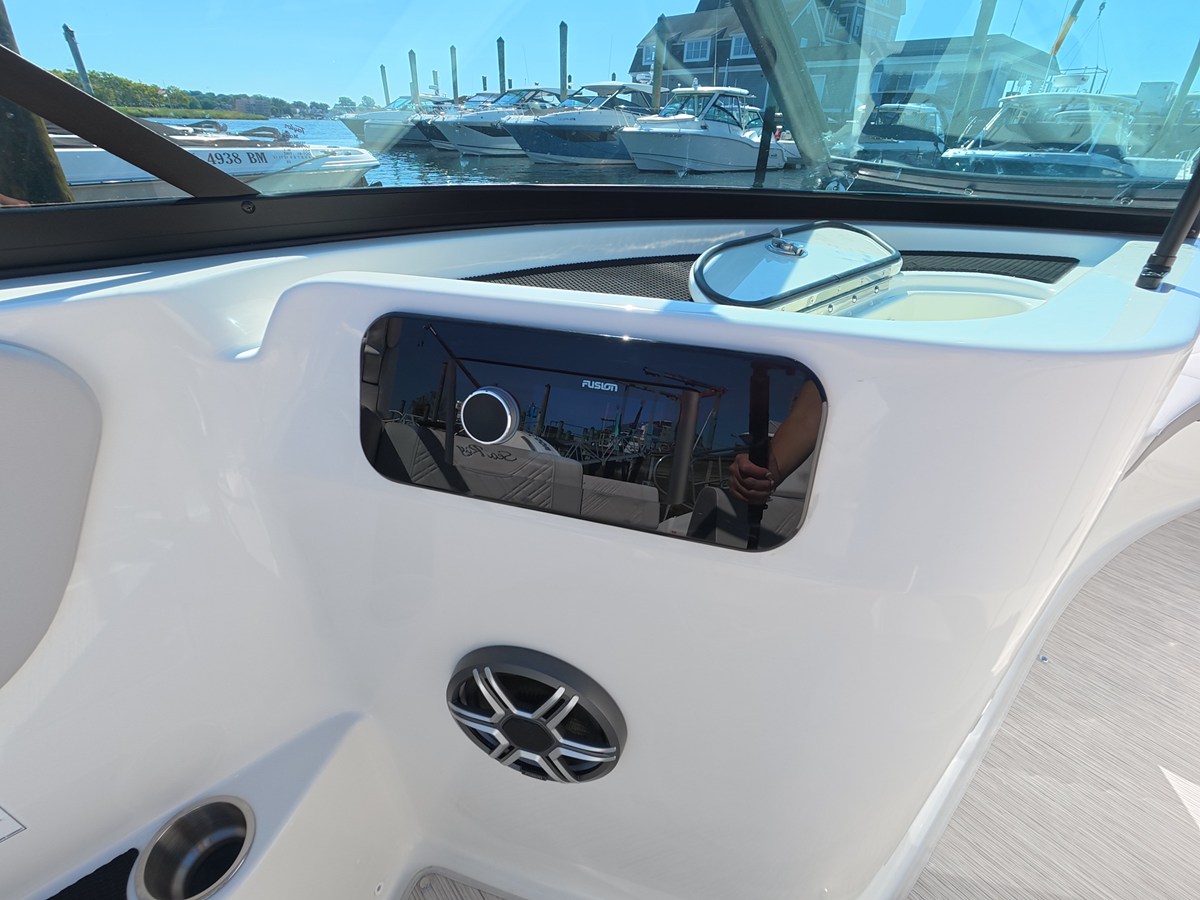 2026 Sea Ray SDX 250 Outboard 28