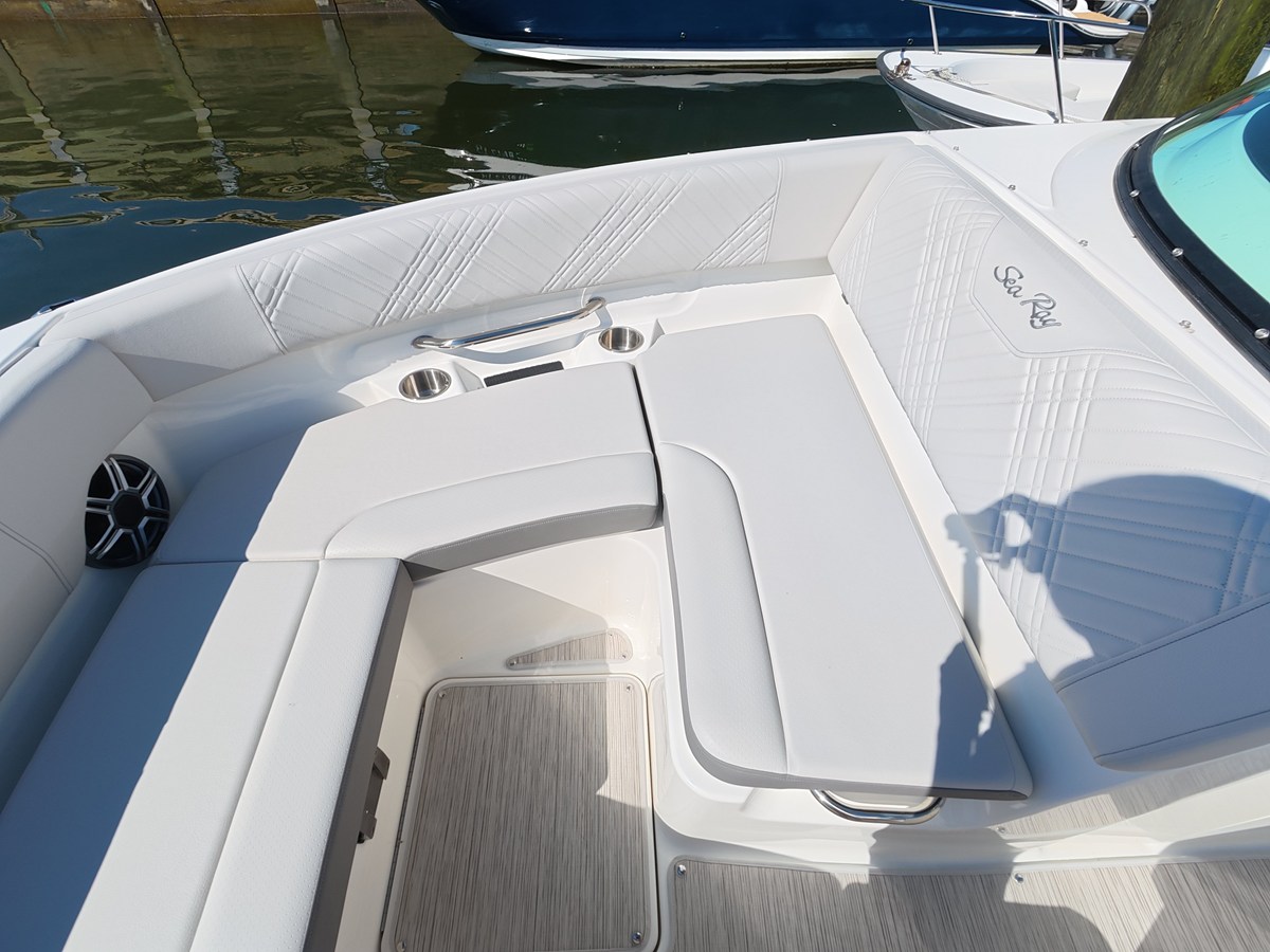 2026 Sea Ray SDX 250 Outboard 33