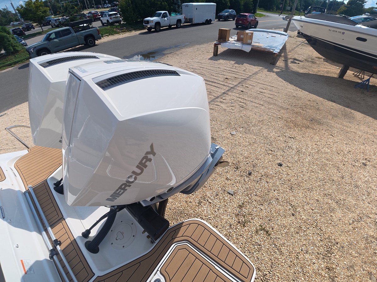 2027 Sea Ray SDX 290 Outboard 3