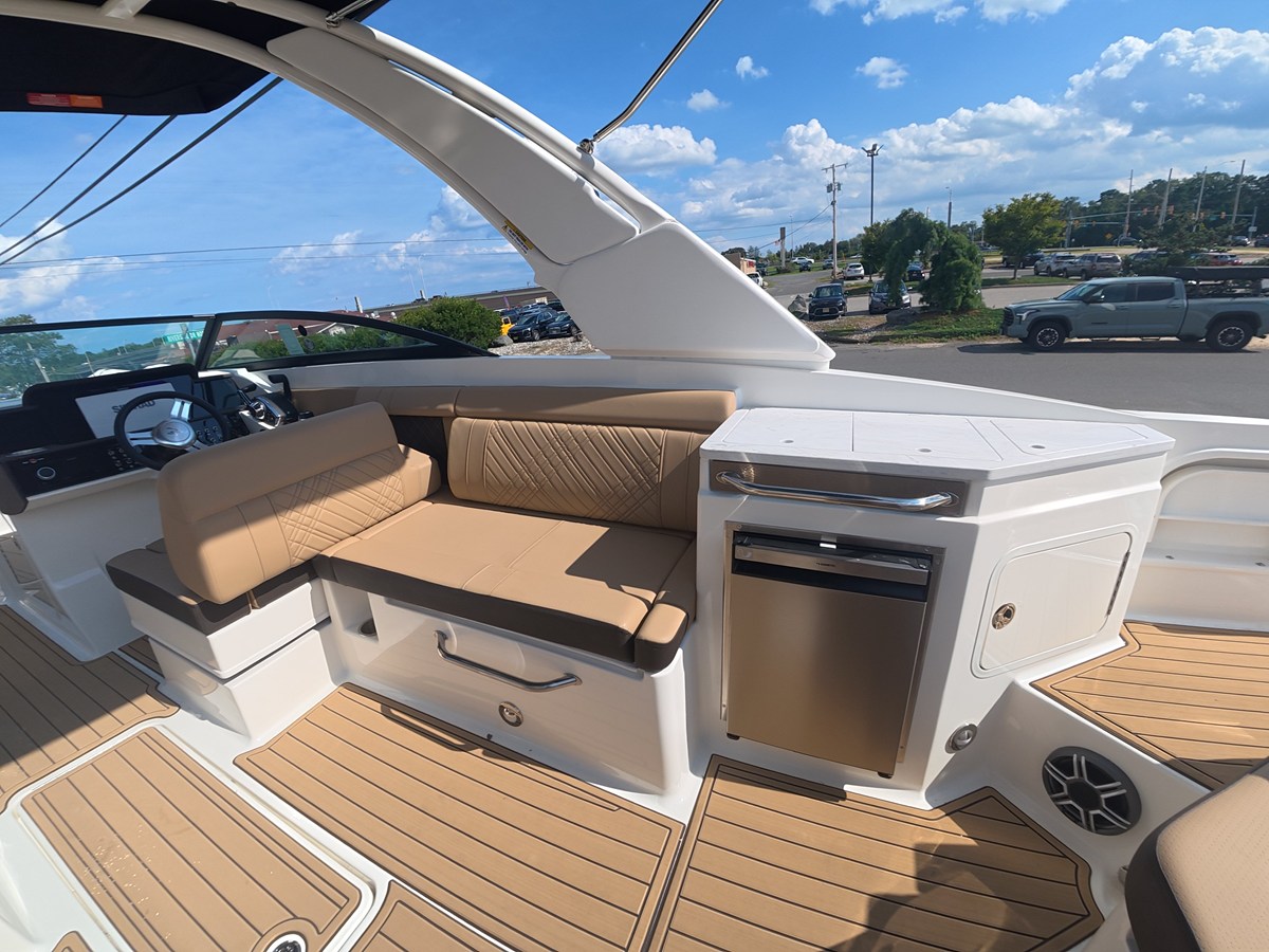 2027 Sea Ray SDX 290 Outboard 11