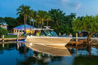 2027 Boston Whaler 330 Vantage 9
