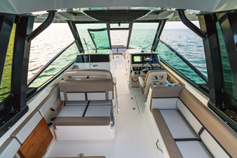 2027 Boston Whaler 330 Vantage 26