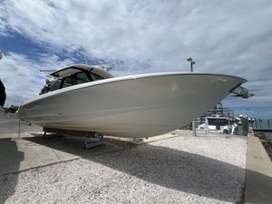 Boston Whaler 380 Outrage 3 2023 Boston Whaler 380 Outrage 4