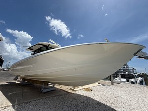 Boston Whaler 380 Outrage 4 2023 Boston Whaler 380 Outrage 5