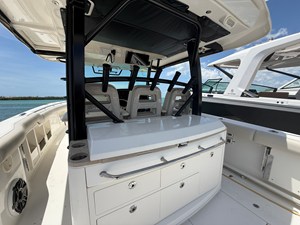 Boston Whaler 380 Outrage 15 2023 Boston Whaler 380 Outrage 16