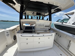 Boston Whaler 380 Outrage 16 2023 Boston Whaler 380 Outrage 17