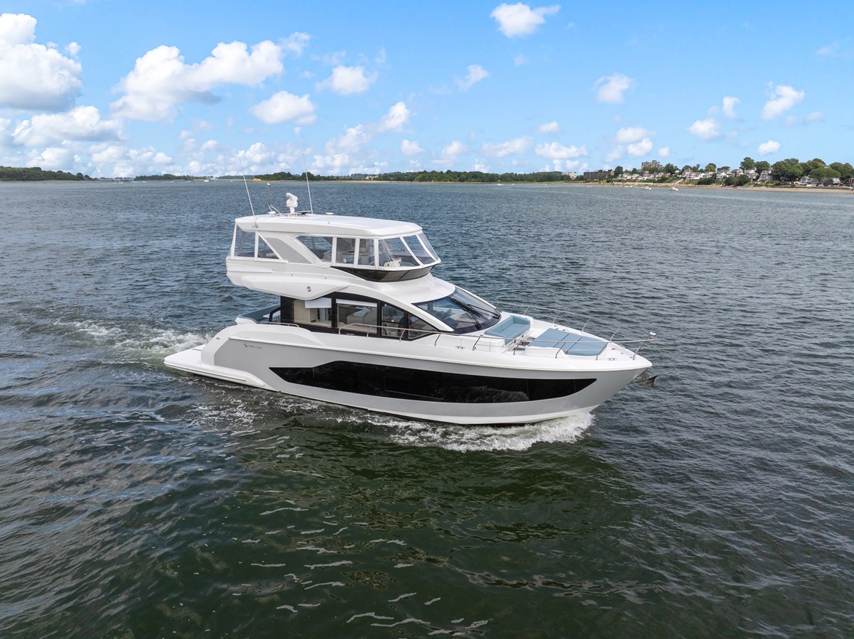 2026 Cruisers Yachts 57 FLY 2