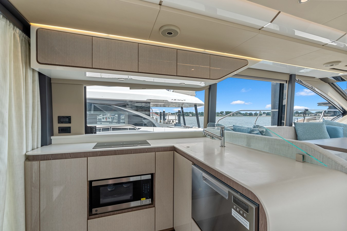2026 Cruisers Yachts 57 FLY 15