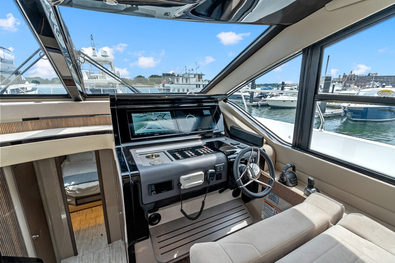 2026 Cruisers Yachts 57 FLY 22