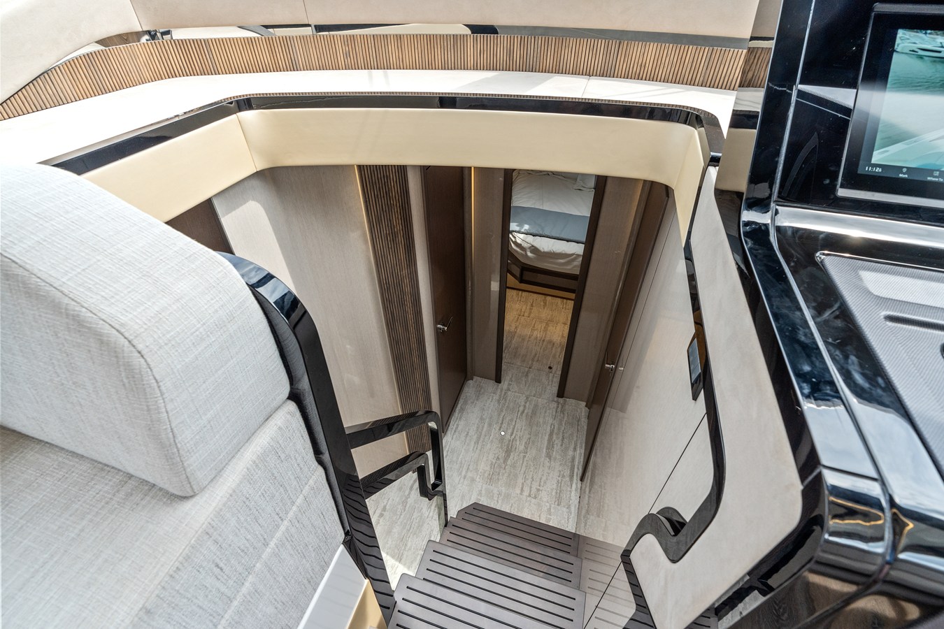 2026 Cruisers Yachts 57 FLY 29