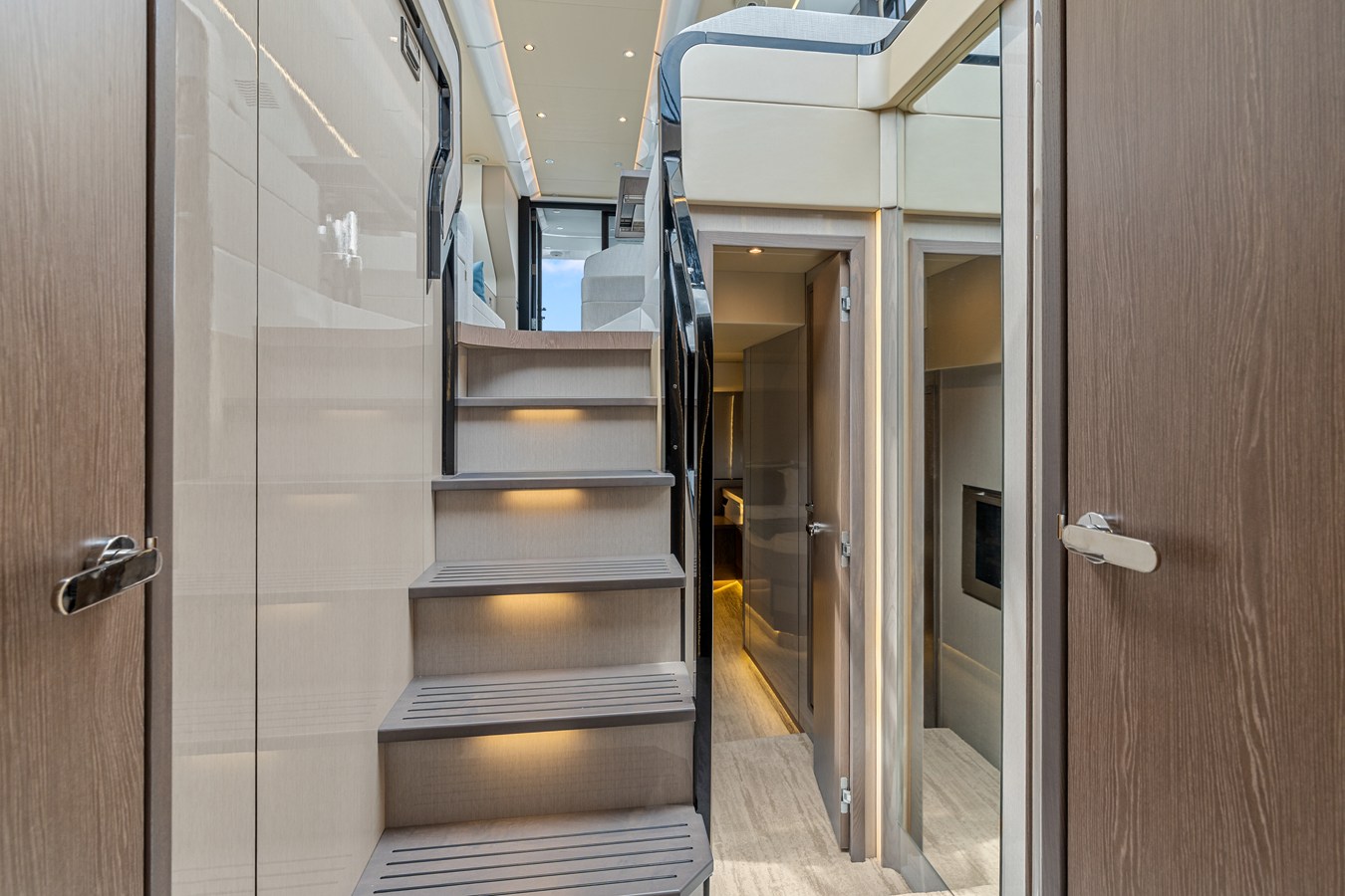 2026 Cruisers Yachts 57 FLY 30