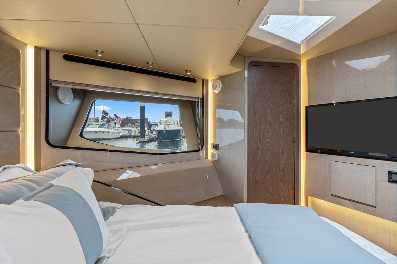 2026 Cruisers Yachts 57 FLY 35