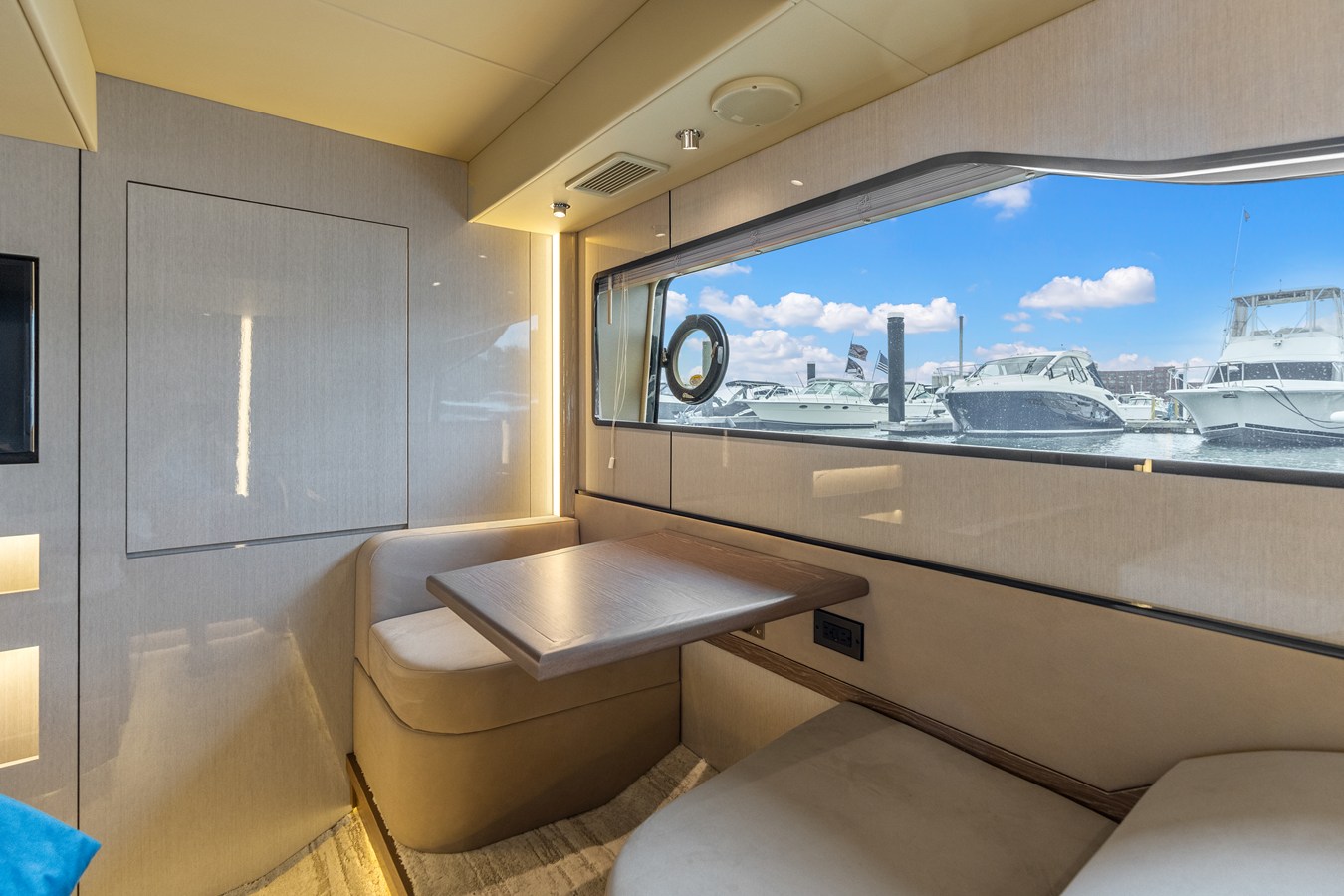 2026 Cruisers Yachts 57 FLY 47