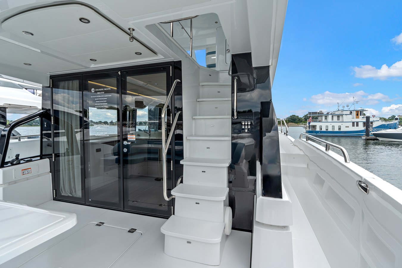2026 Cruisers Yachts 57 FLY 54