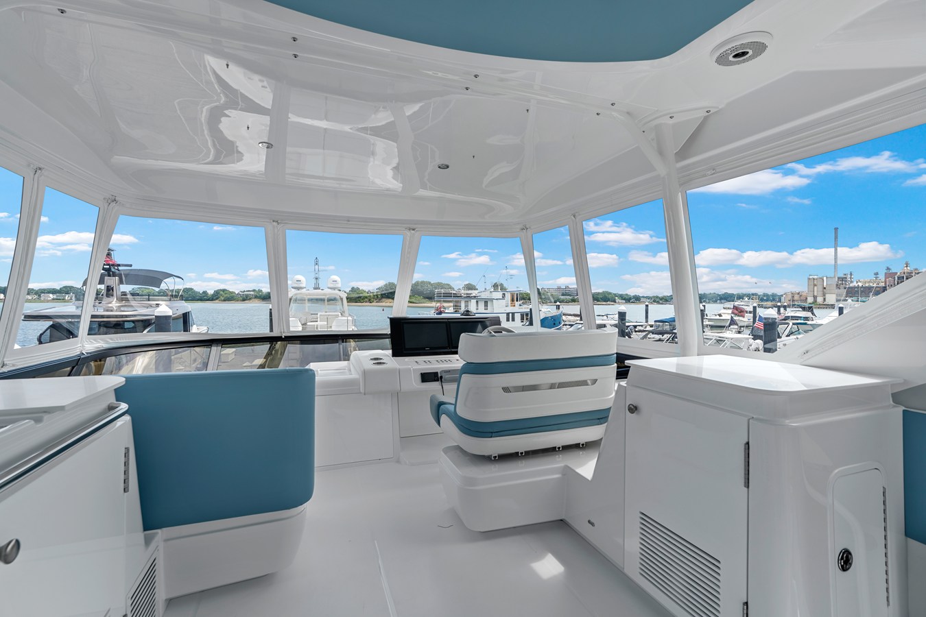 2026 Cruisers Yachts 57 FLY 61