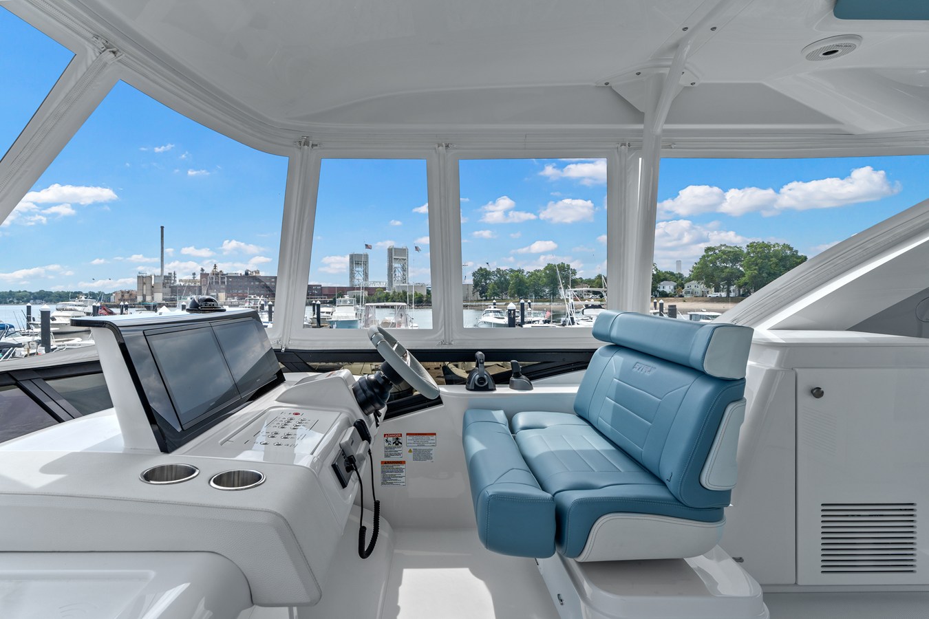 2026 Cruisers Yachts 57 FLY 64