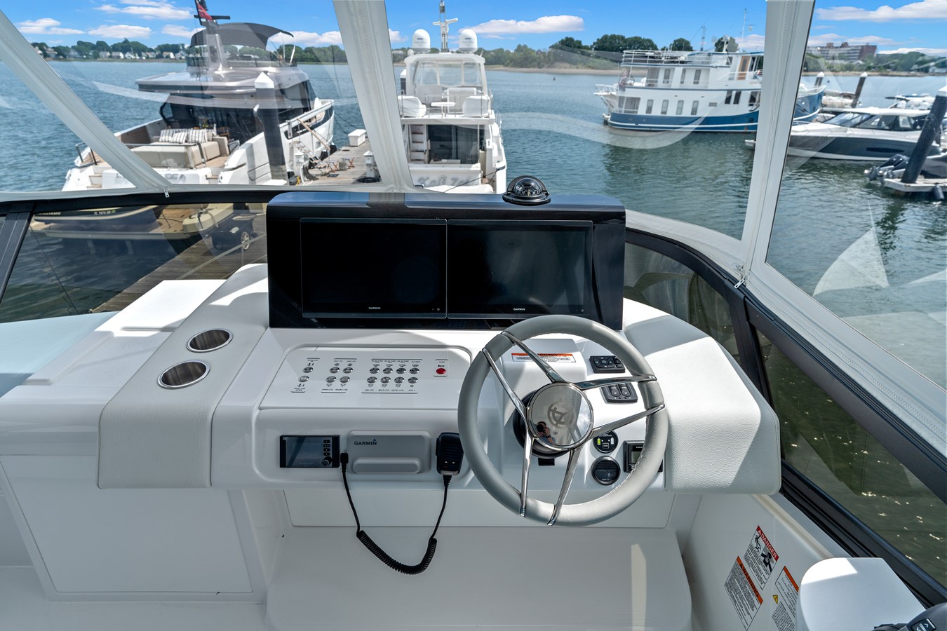2026 Cruisers Yachts 57 FLY 68