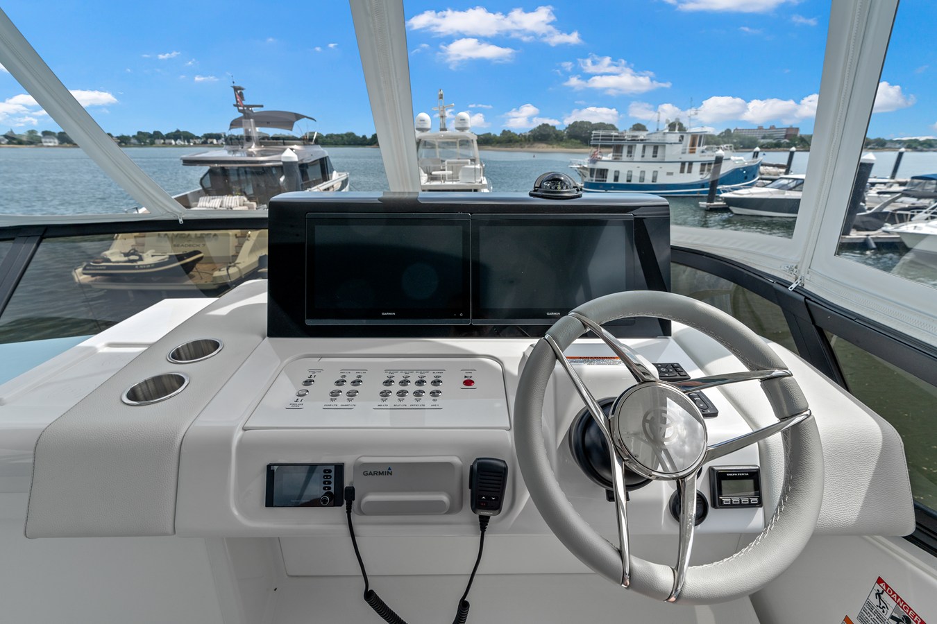 2026 Cruisers Yachts 57 FLY 69