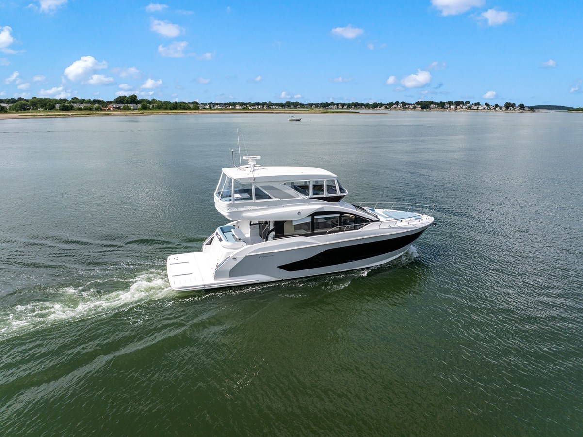 2026 Cruisers Yachts 57 FLY 82