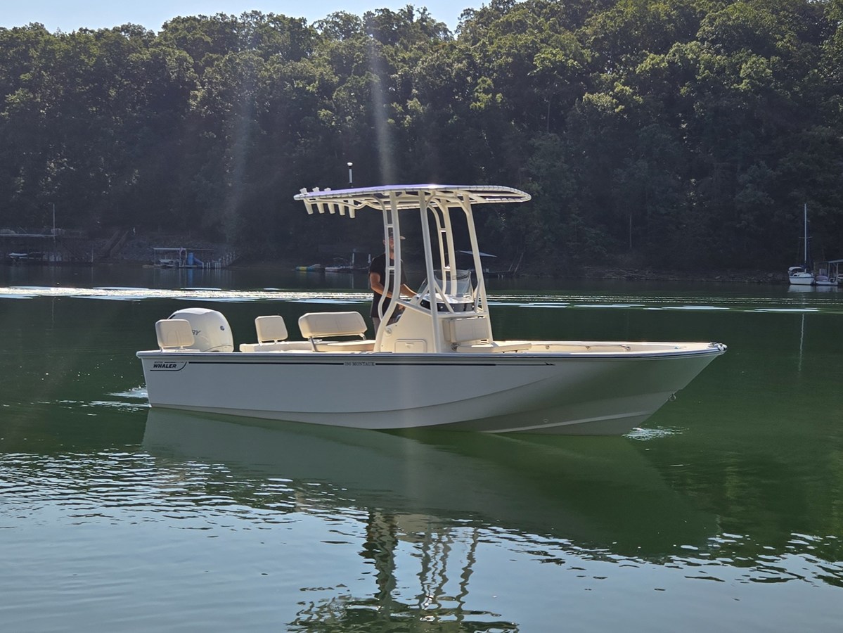 2026 Boston Whaler 190 Montauk 4