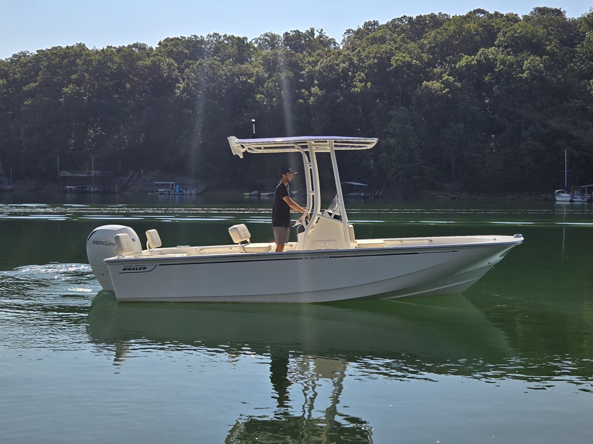 2026 Boston Whaler 190 Montauk 5