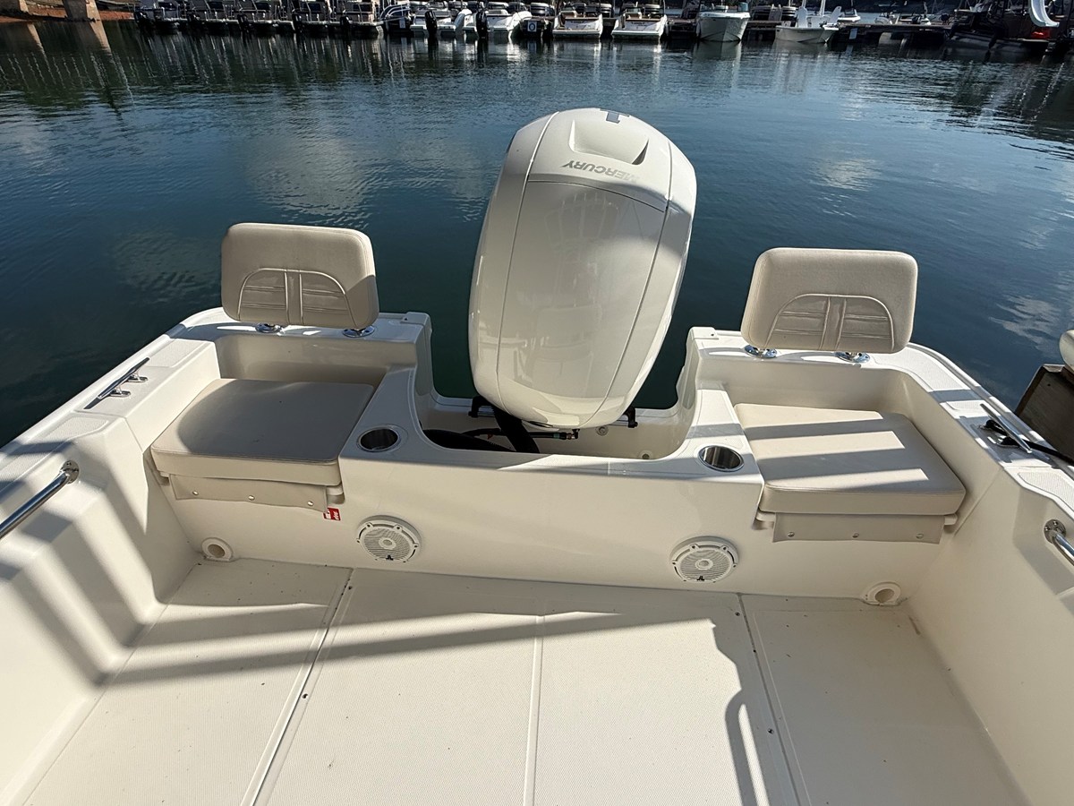 2026 Boston Whaler 190 Montauk 8