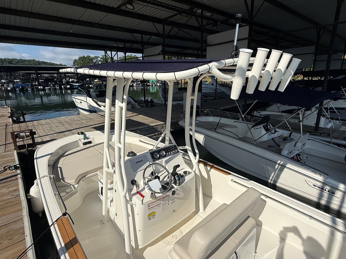 2026 Boston Whaler 190 Montauk 9