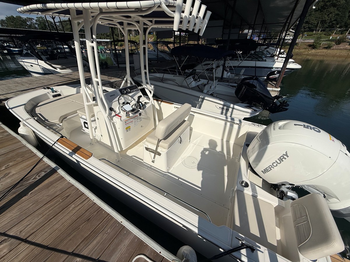 2026 Boston Whaler 190 Montauk 10