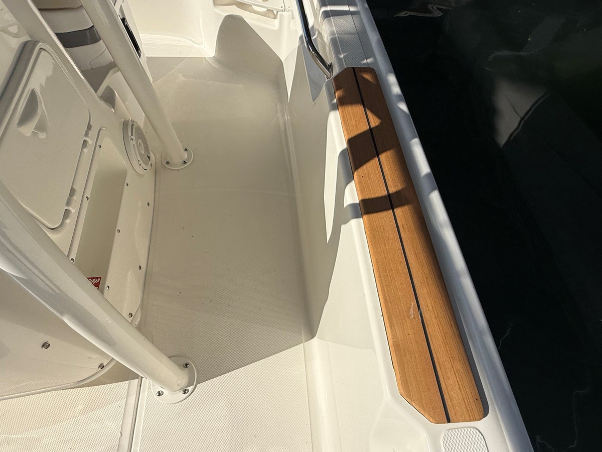 2026 Boston Whaler 190 Montauk 13