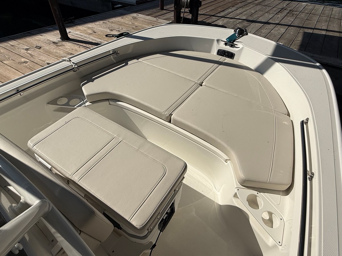 2026 Boston Whaler 190 Montauk 14