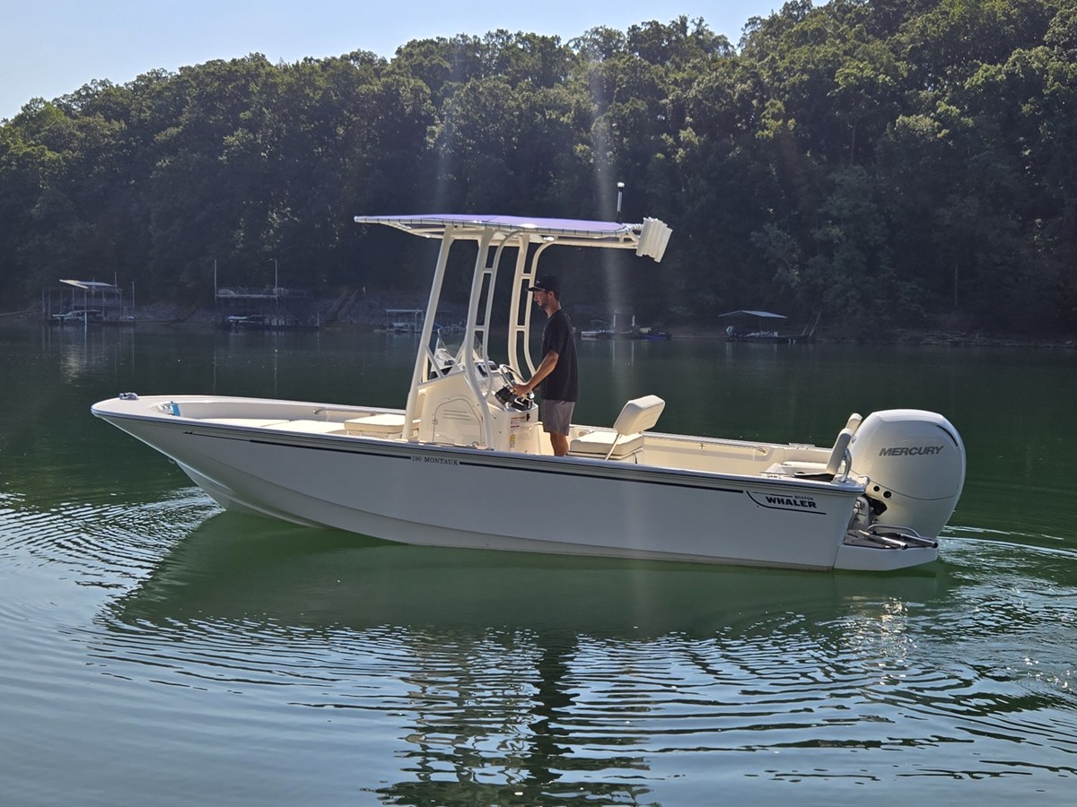 2026 Boston Whaler 190 Montauk 19