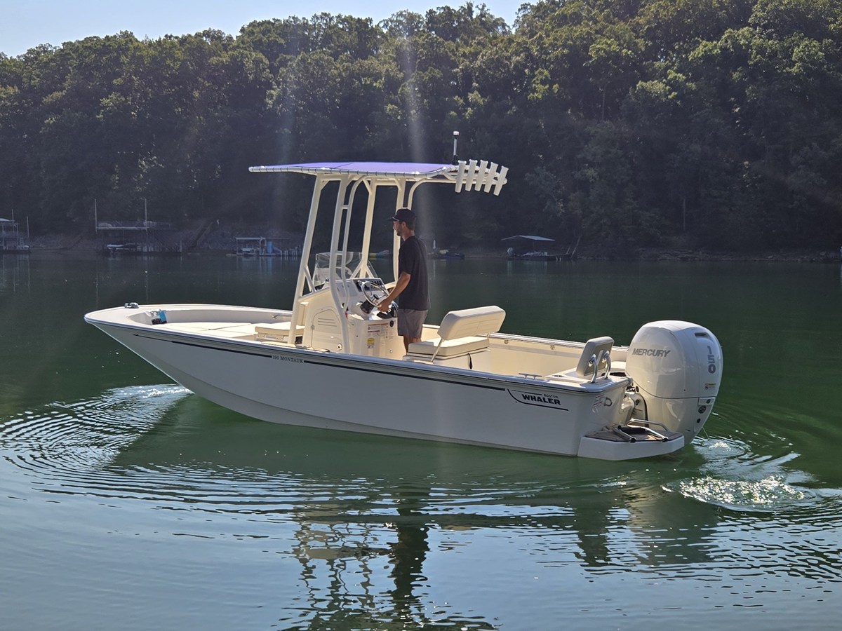 2026 Boston Whaler 190 Montauk 20