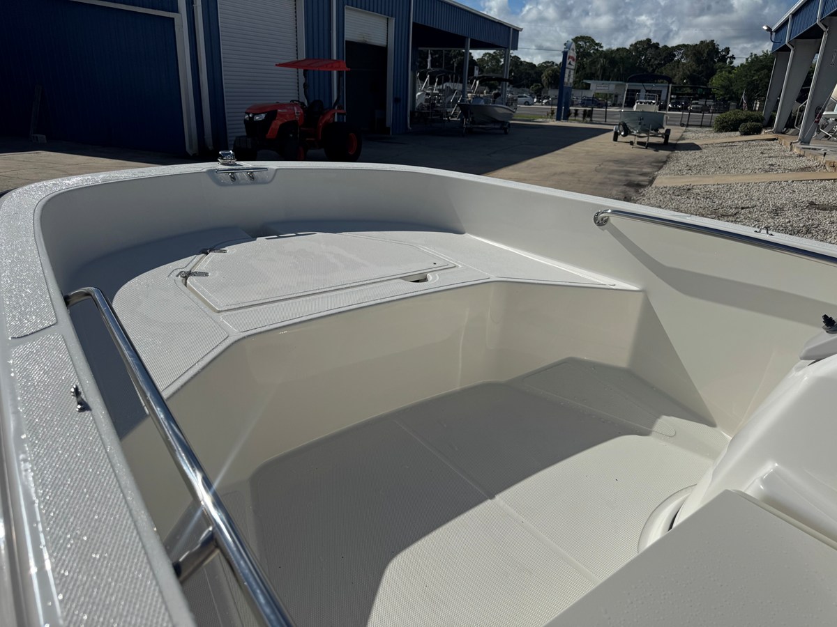 2027 Boston Whaler 160 Super Sport 9