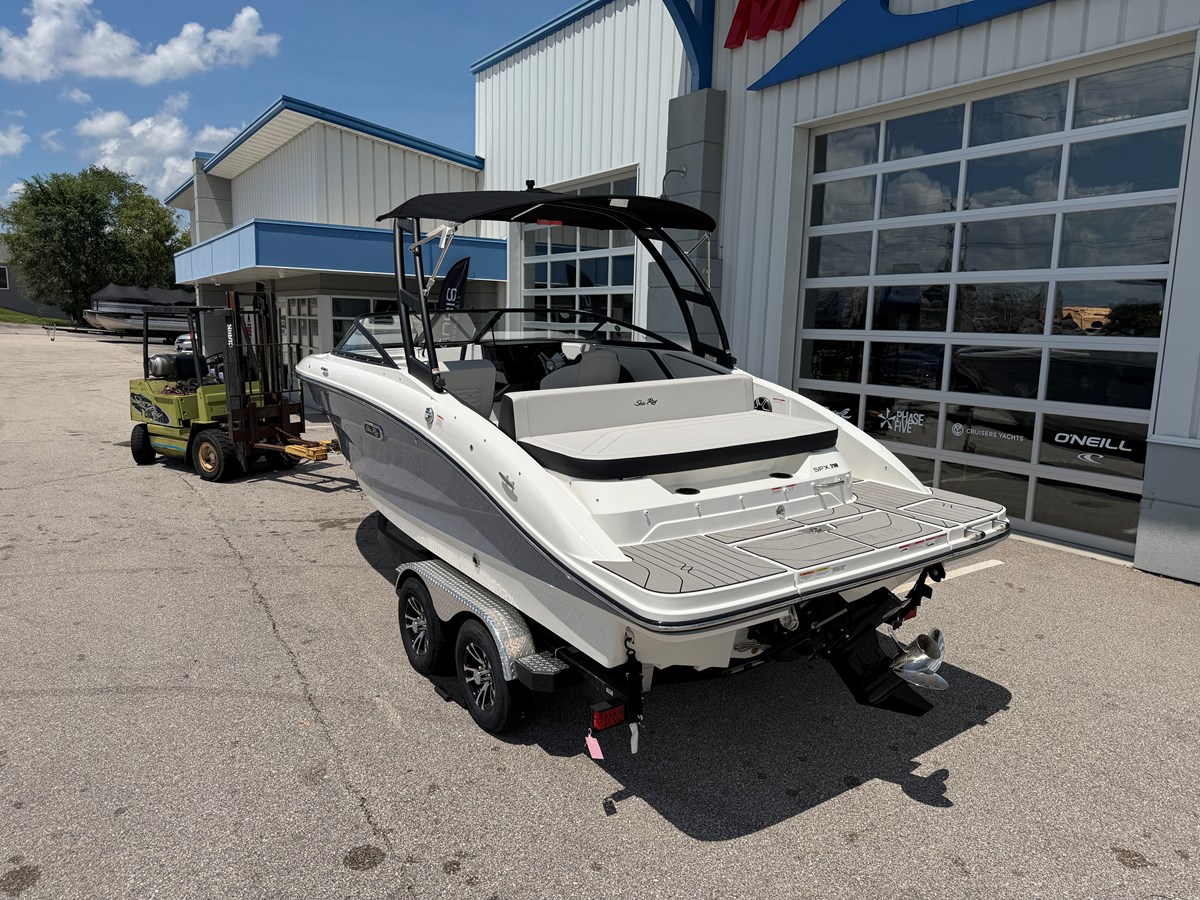 2027 Sea Ray SPX 210 3
