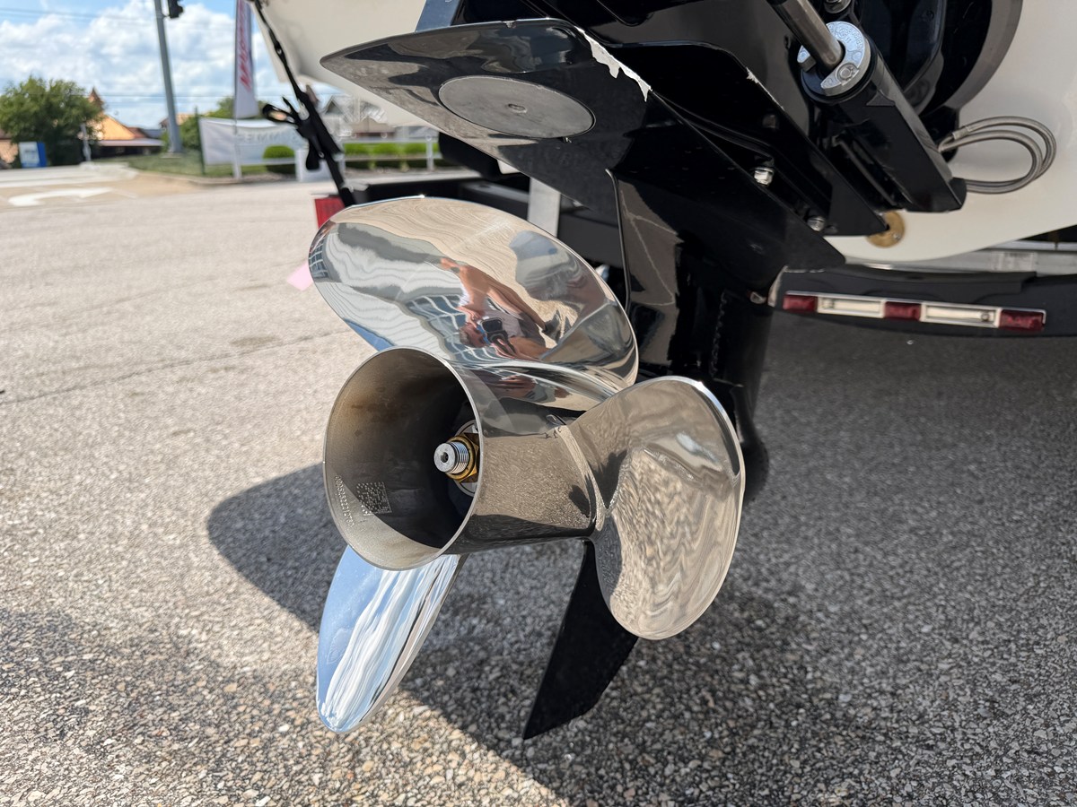 2027 Sea Ray SPX 210 19